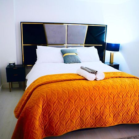 Perfect 1 Bed Apartment Sleeps 5 1 Kingsize Bed 1 Double Sofabed One Single Mattress Free Parking Wifi Good Transport Network Shopping Holiday Makers Families Contractors In North London Enfield Exterior foto