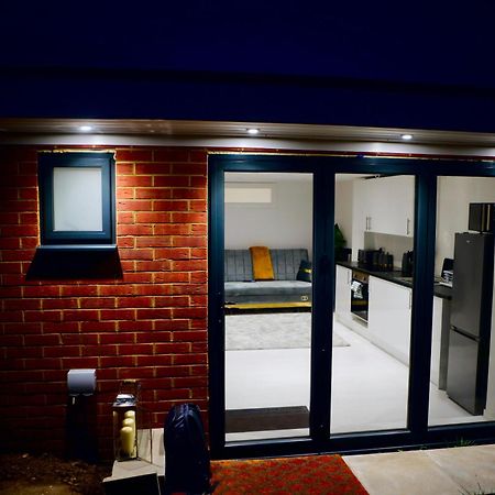 Perfect 1 Bed Apartment Sleeps 5 1 Kingsize Bed 1 Double Sofabed One Single Mattress Free Parking Wifi Good Transport Network Shopping Holiday Makers Families Contractors In North London Enfield Exterior foto