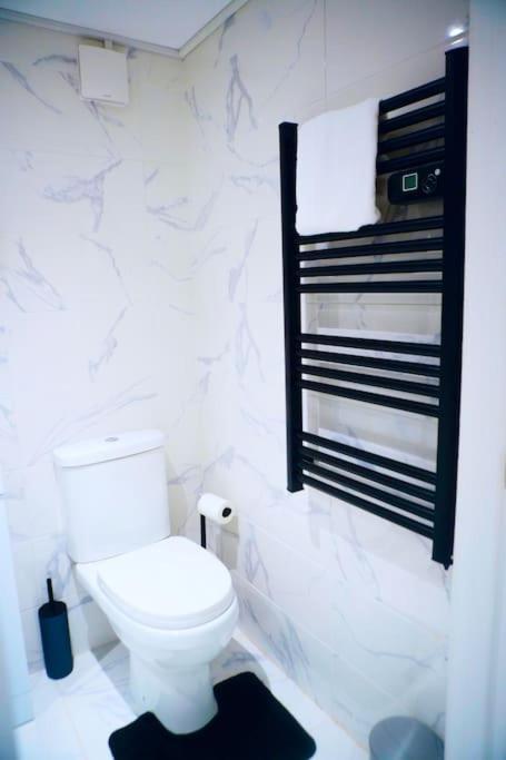Perfect 1 Bed Apartment Sleeps 5 1 Kingsize Bed 1 Double Sofabed One Single Mattress Free Parking Wifi Good Transport Network Shopping Holiday Makers Families Contractors In North London Enfield Exterior foto