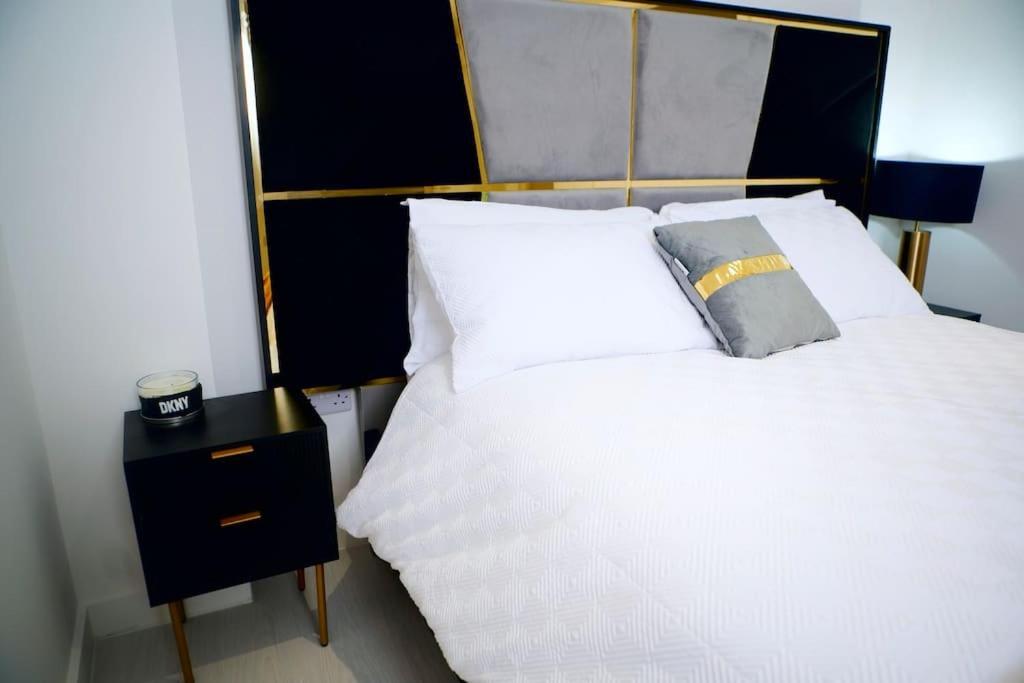 Perfect 1 Bed Apartment Sleeps 5 1 Kingsize Bed 1 Double Sofabed One Single Mattress Free Parking Wifi Good Transport Network Shopping Holiday Makers Families Contractors In North London Enfield Exterior foto