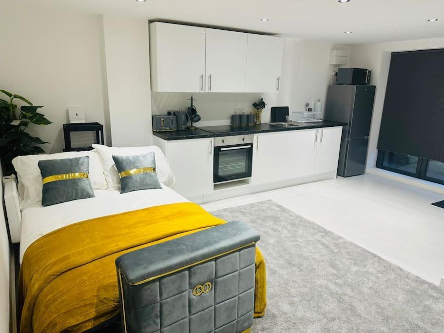 Perfect 1 Bed Apartment Sleeps 5 1 Kingsize Bed 1 Double Sofabed One Single Mattress Free Parking Wifi Good Transport Network Shopping Holiday Makers Families Contractors In North London Enfield Exterior foto