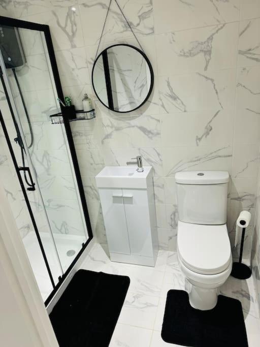 Perfect 1 Bed Apartment Sleeps 5 1 Kingsize Bed 1 Double Sofabed One Single Mattress Free Parking Wifi Good Transport Network Shopping Holiday Makers Families Contractors In North London Enfield Exterior foto