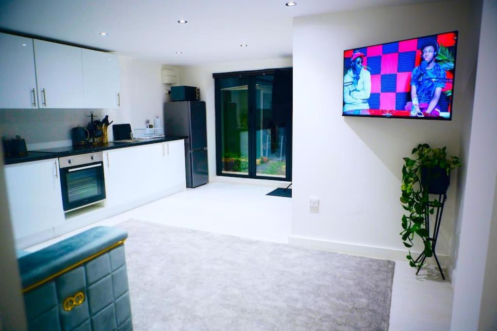 Perfect 1 Bed Apartment Sleeps 5 1 Kingsize Bed 1 Double Sofabed One Single Mattress Free Parking Wifi Good Transport Network Shopping Holiday Makers Families Contractors In North London Enfield Exterior foto