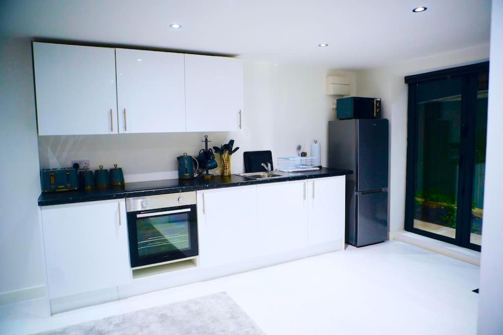 Perfect 1 Bed Apartment Sleeps 5 1 Kingsize Bed 1 Double Sofabed One Single Mattress Free Parking Wifi Good Transport Network Shopping Holiday Makers Families Contractors In North London Enfield Exterior foto